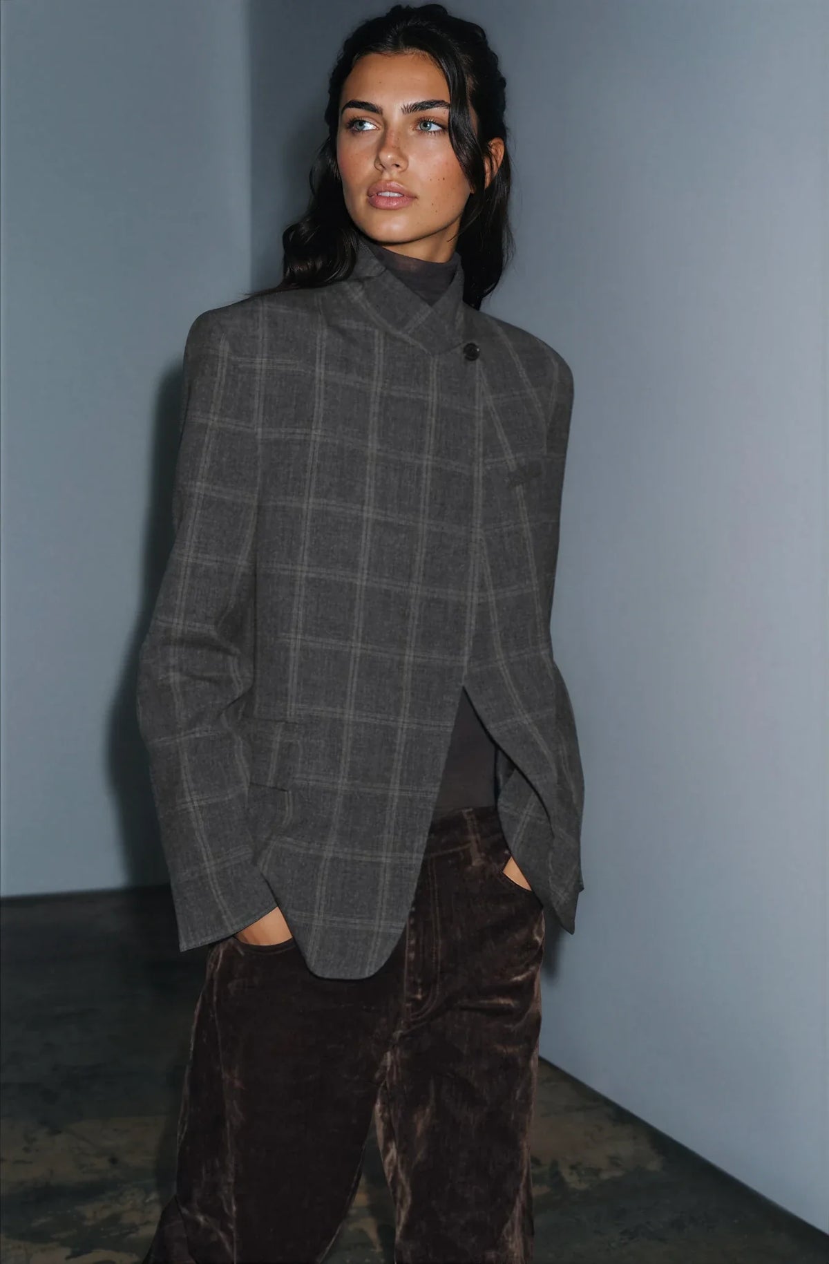 Women's dark checked blazer with high collar, long sleeves and flap pockets