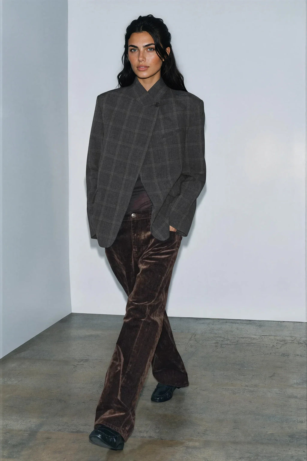 Women's dark checked blazer with high collar, long sleeves and flap pockets