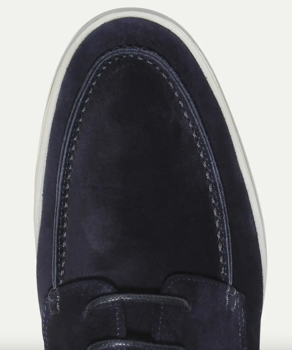 Men's lace-up moccasin shoes with rounded stitched toe and flat light sole