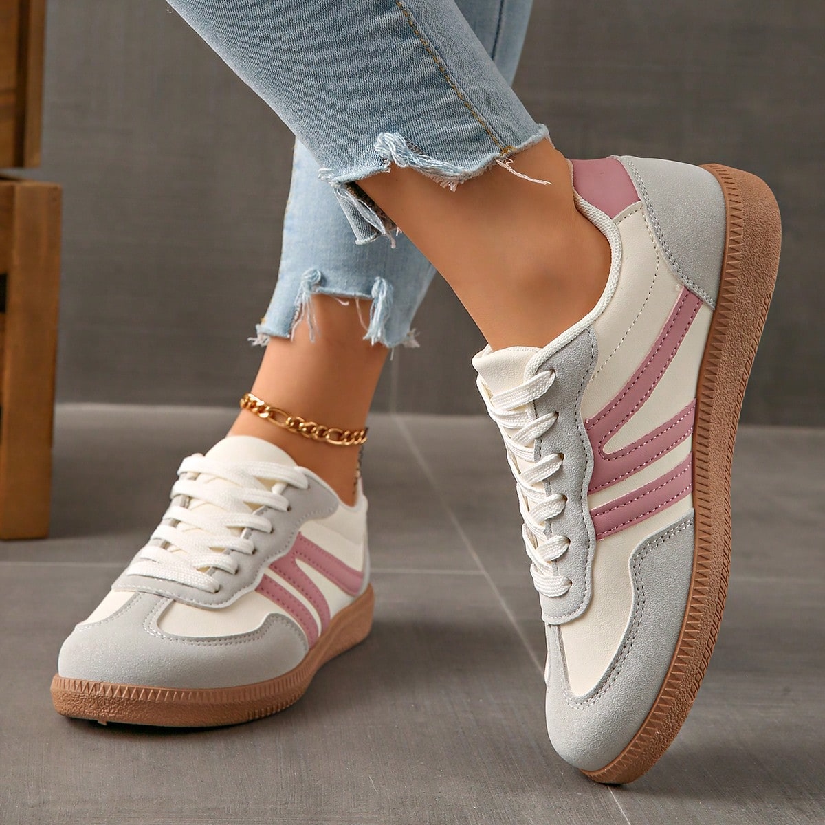 Women's low-top lace-up trainers with panelled side stripes and flat textured soles