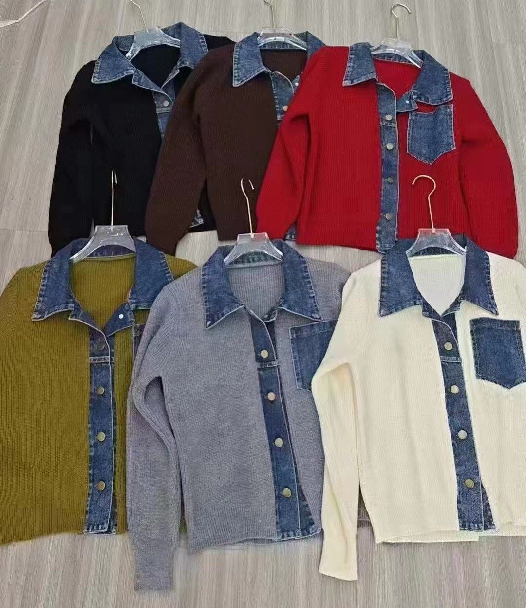 Women's ribbed knitted cardigan with denim-effect collar, button placket and chest pockets