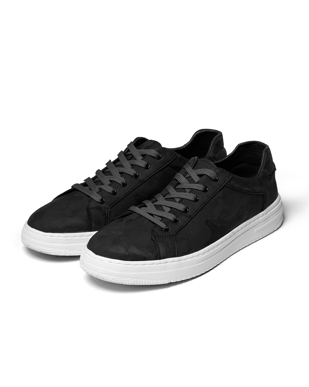 Low-top camouflage trainers with lace-up front and white sole