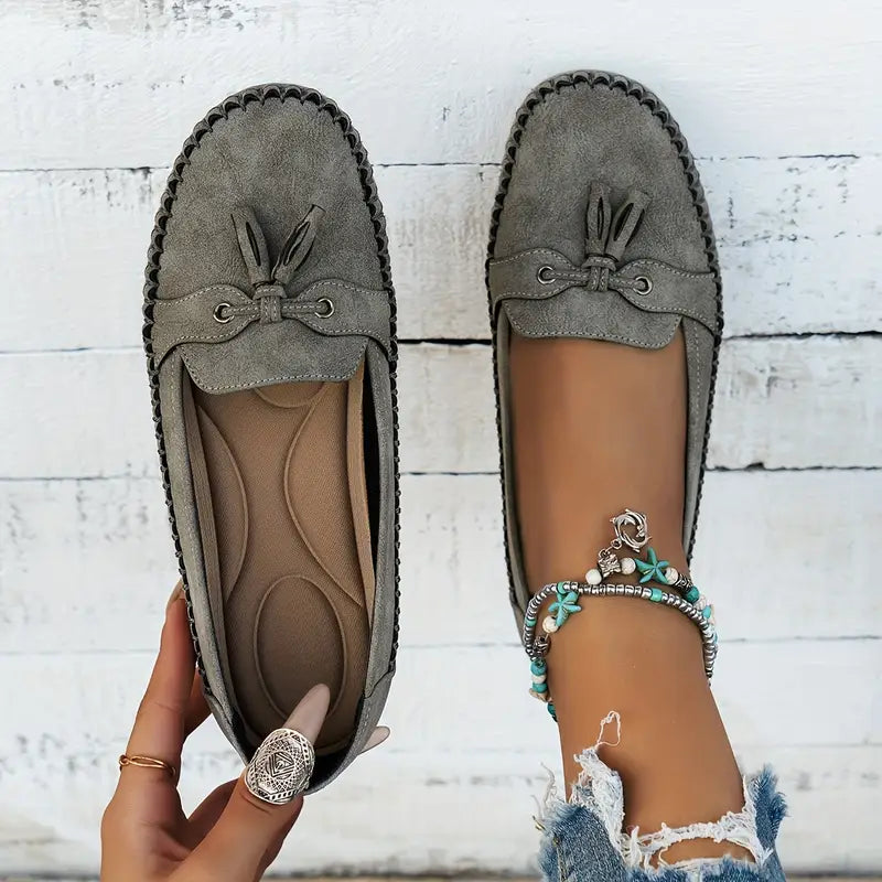 Women's flat loafers with round toes, stitched edging and bow details