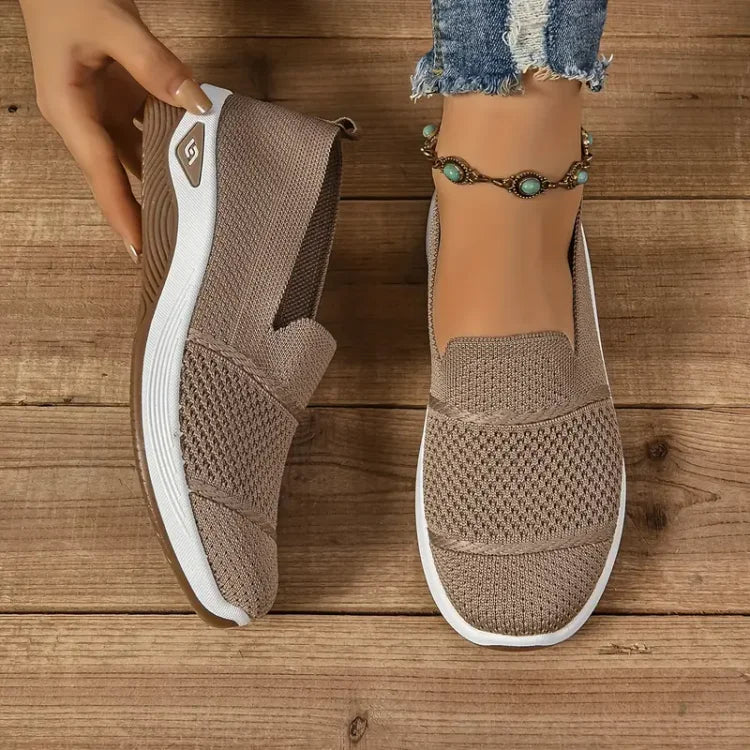 Women's textured slip-on sneakers with round toes and flat soles