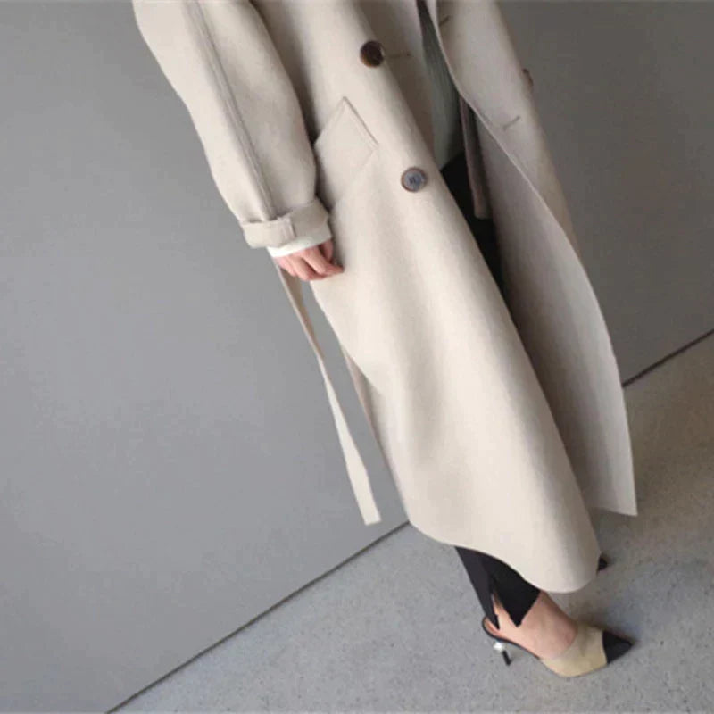 Women's long trench coat with notched lapels, buttons and side pockets