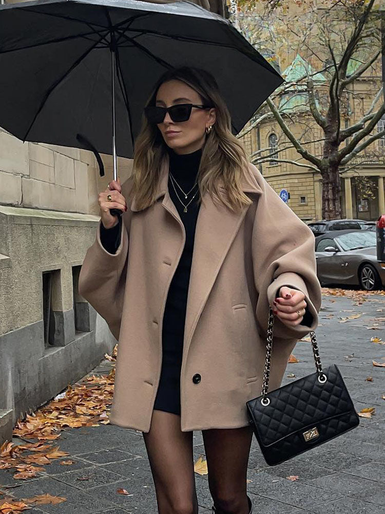 Women's oversized short coat with wide collar, long sleeves, buttons and front pockets