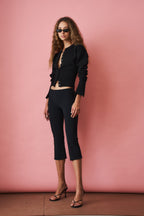 Women's black cropped cardigan with round neck, long sleeves and front buttons