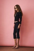 Women's black cropped cardigan with round neck, long sleeves and front buttons