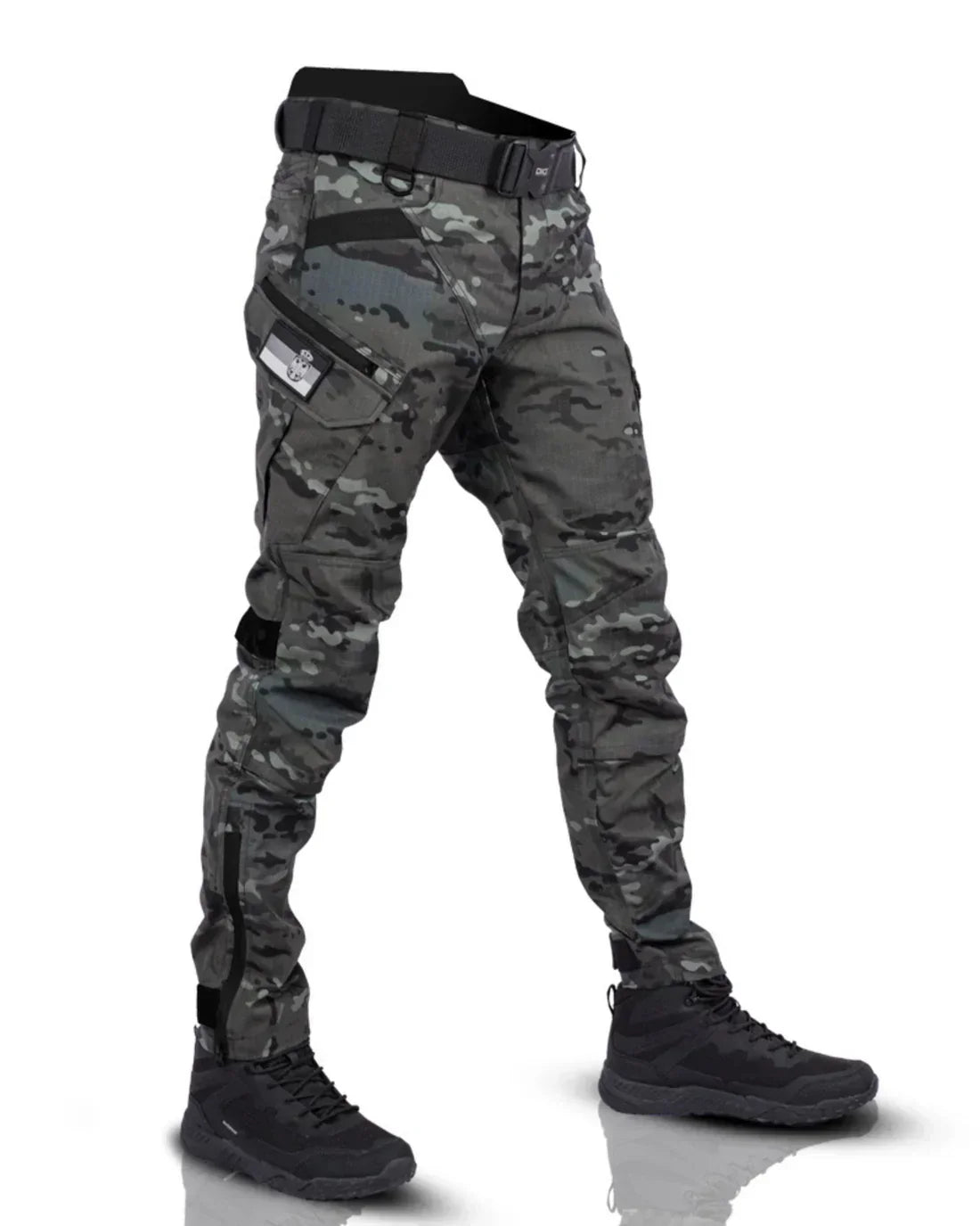 Men's tactical cargo trousers with tapered legs and utility pockets
