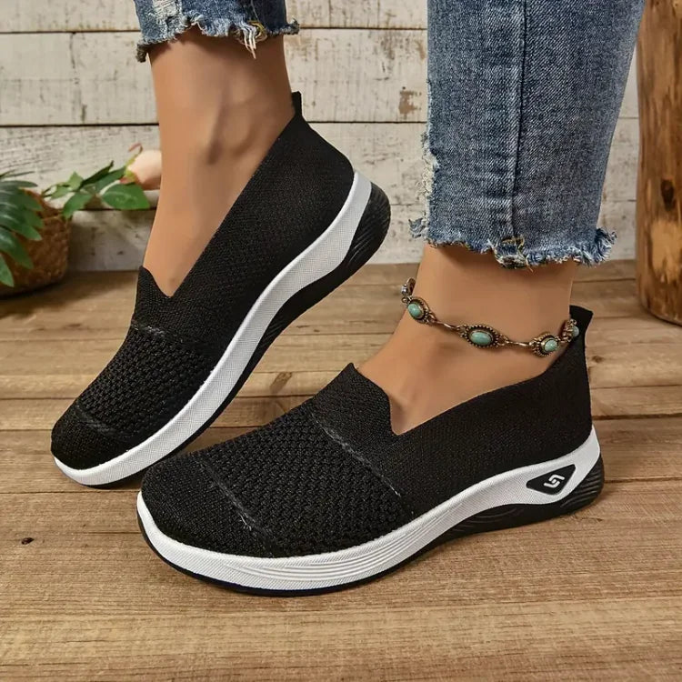 Women's textured slip-on sneakers with round toes and flat soles