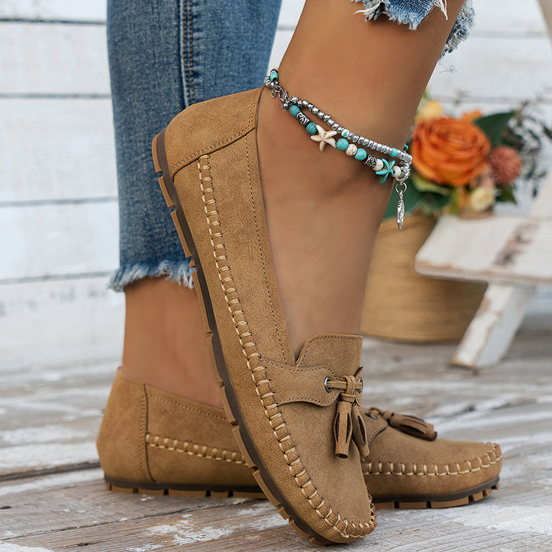 Women's flat loafers with round toes, stitched edging and bow details