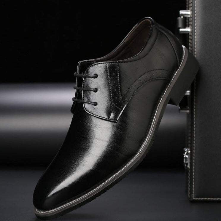 Men's lace-up Oxford shoes with pointed toes and low heels