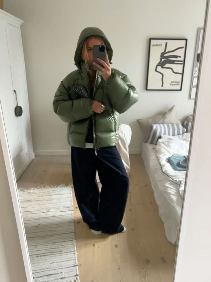 Men's quilted hooded puffer jacket with long sleeves, full zip and front pockets