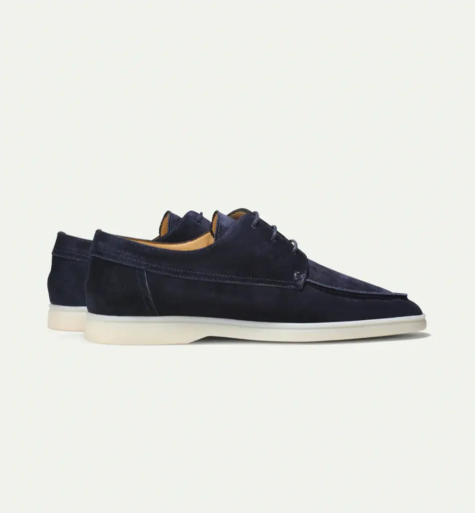 Men's lace-up moccasin shoes with rounded stitched toe and flat light sole