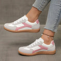 Women's low-top colour-block lace-up trainers with rounded toes and flat gum-coloured soles