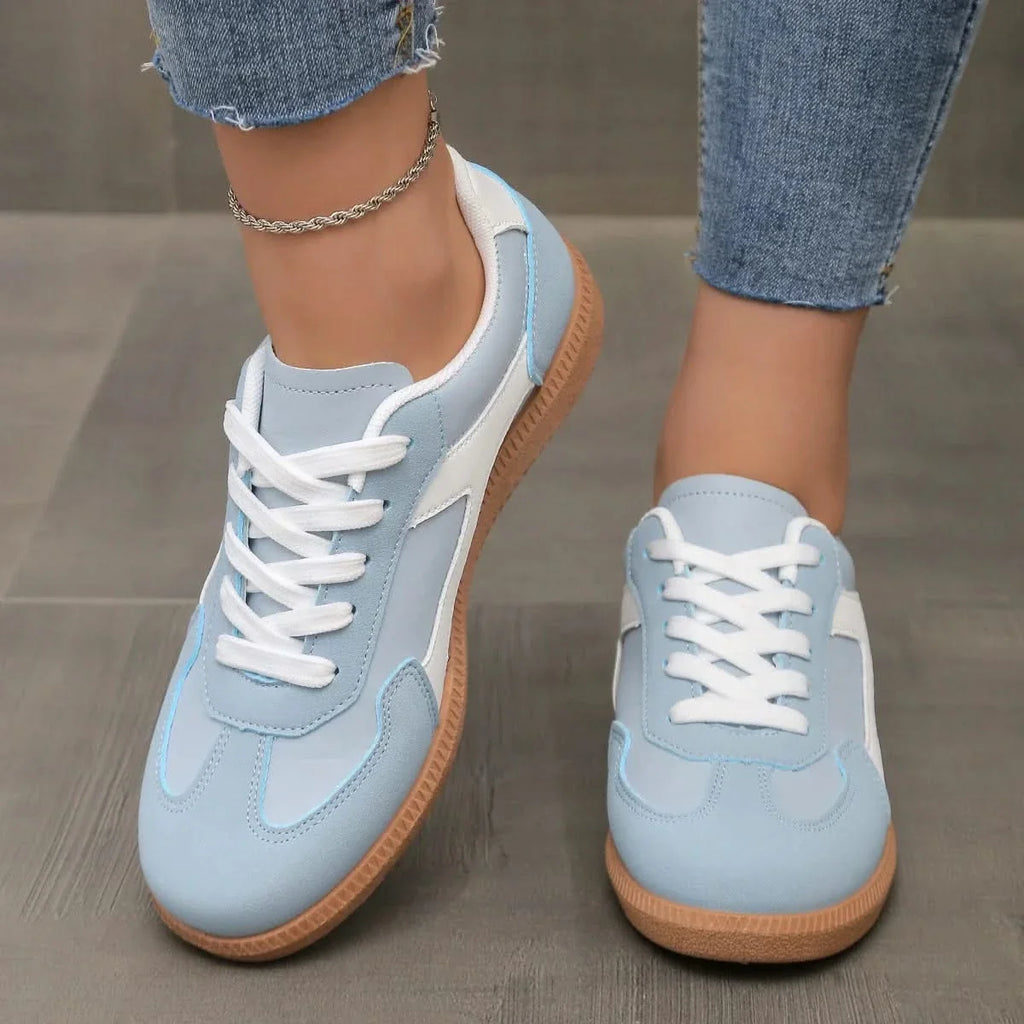 Women's low-top colour-block lace-up trainers with rounded toes and flat gum-coloured soles