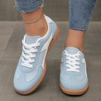 Women's low-top colour-block lace-up trainers with rounded toes and flat gum-coloured soles