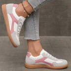 Women's low-top colour-block lace-up trainers with rounded toes and flat gum-coloured soles