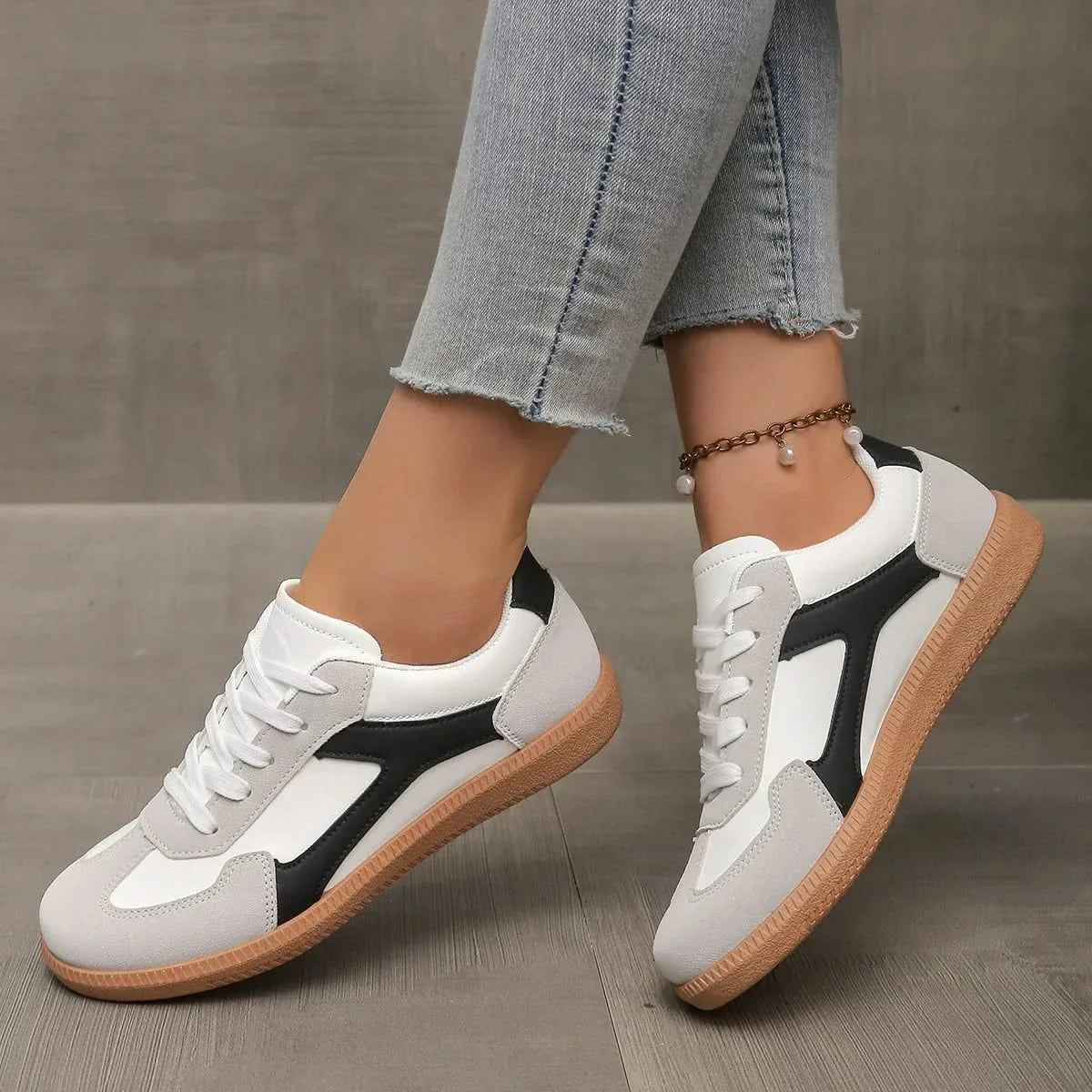Women's low-top colour-block lace-up trainers with rounded toes and flat gum-coloured soles