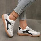 Women's low-top colour-block lace-up trainers with rounded toes and flat gum-coloured soles