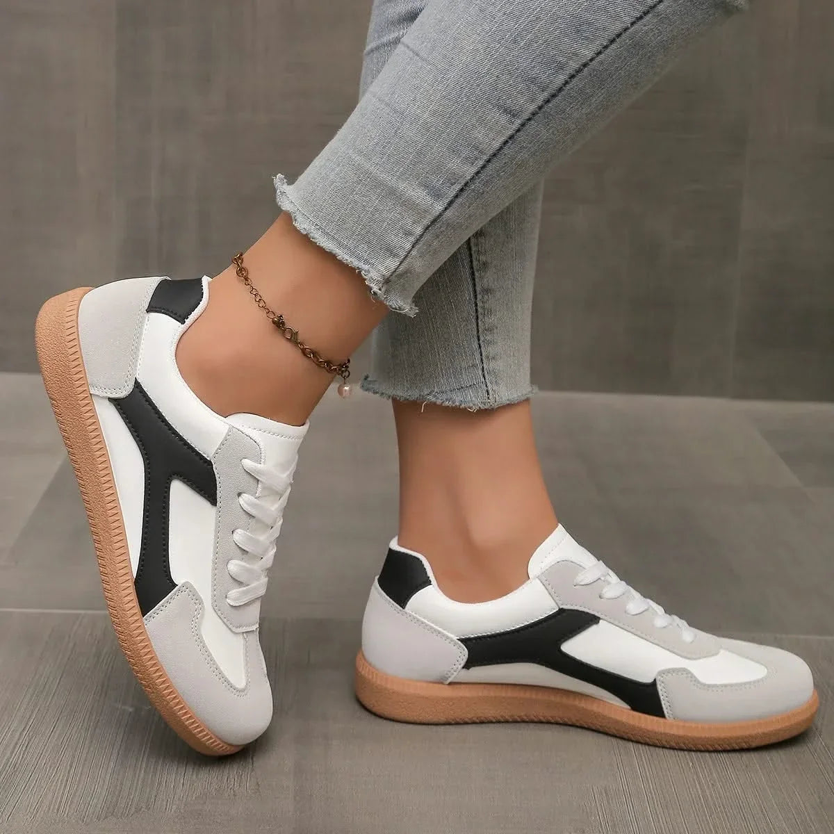 Women's low-top colour-block lace-up trainers with rounded toes and flat gum-coloured soles