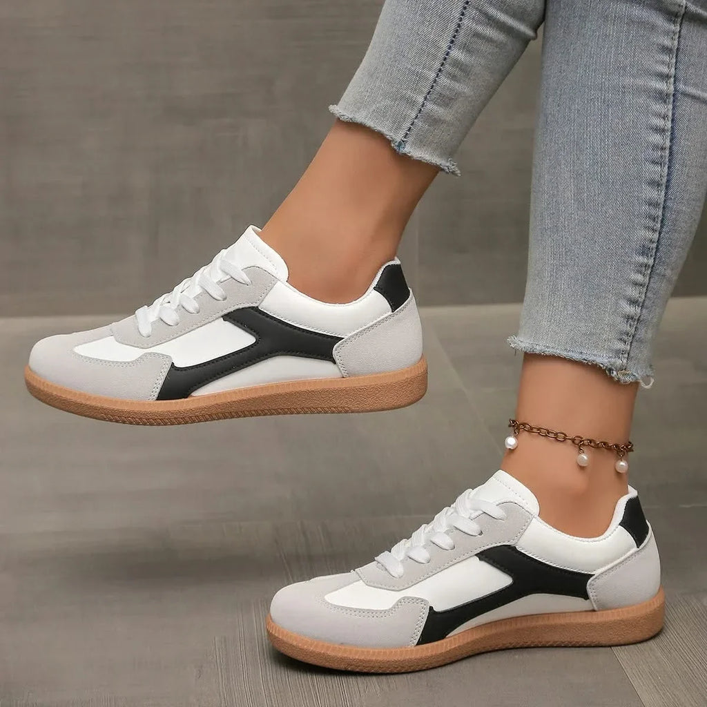 Women's low-top colour-block lace-up trainers with rounded toes and flat gum-coloured soles