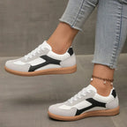 Women's low-top colour-block lace-up trainers with rounded toes and flat gum-coloured soles