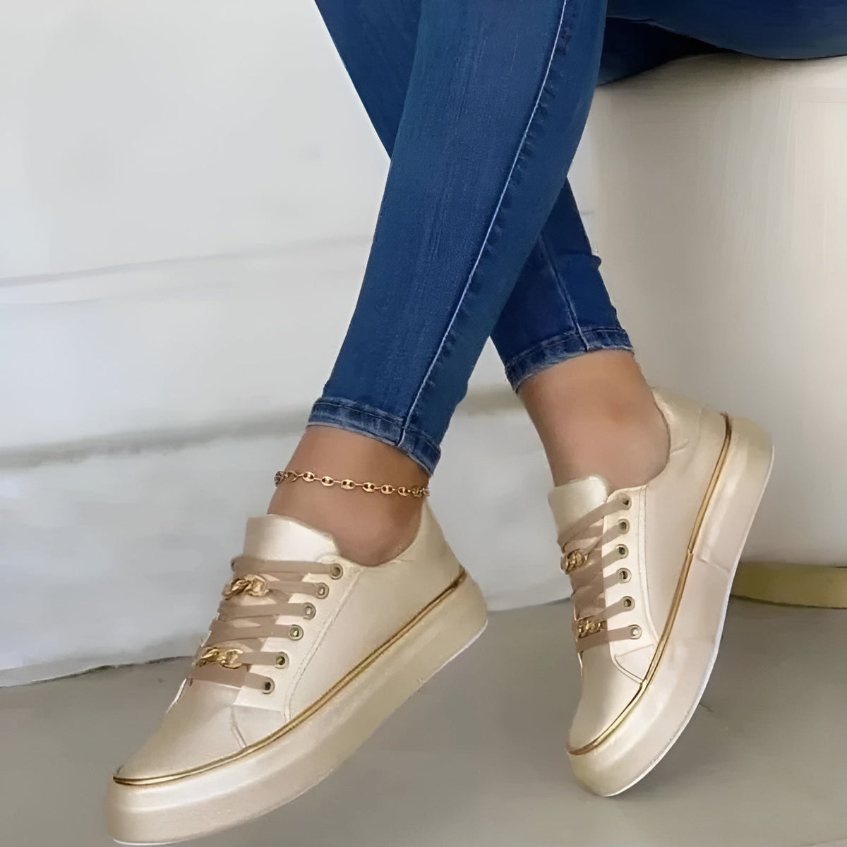 Low-top lace-up trainers with rounded toes, flat soles and chain-style lace details