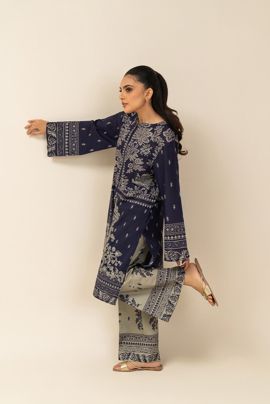 Women's floral embroidered two-piece suit with long tunic and wide-leg trousers