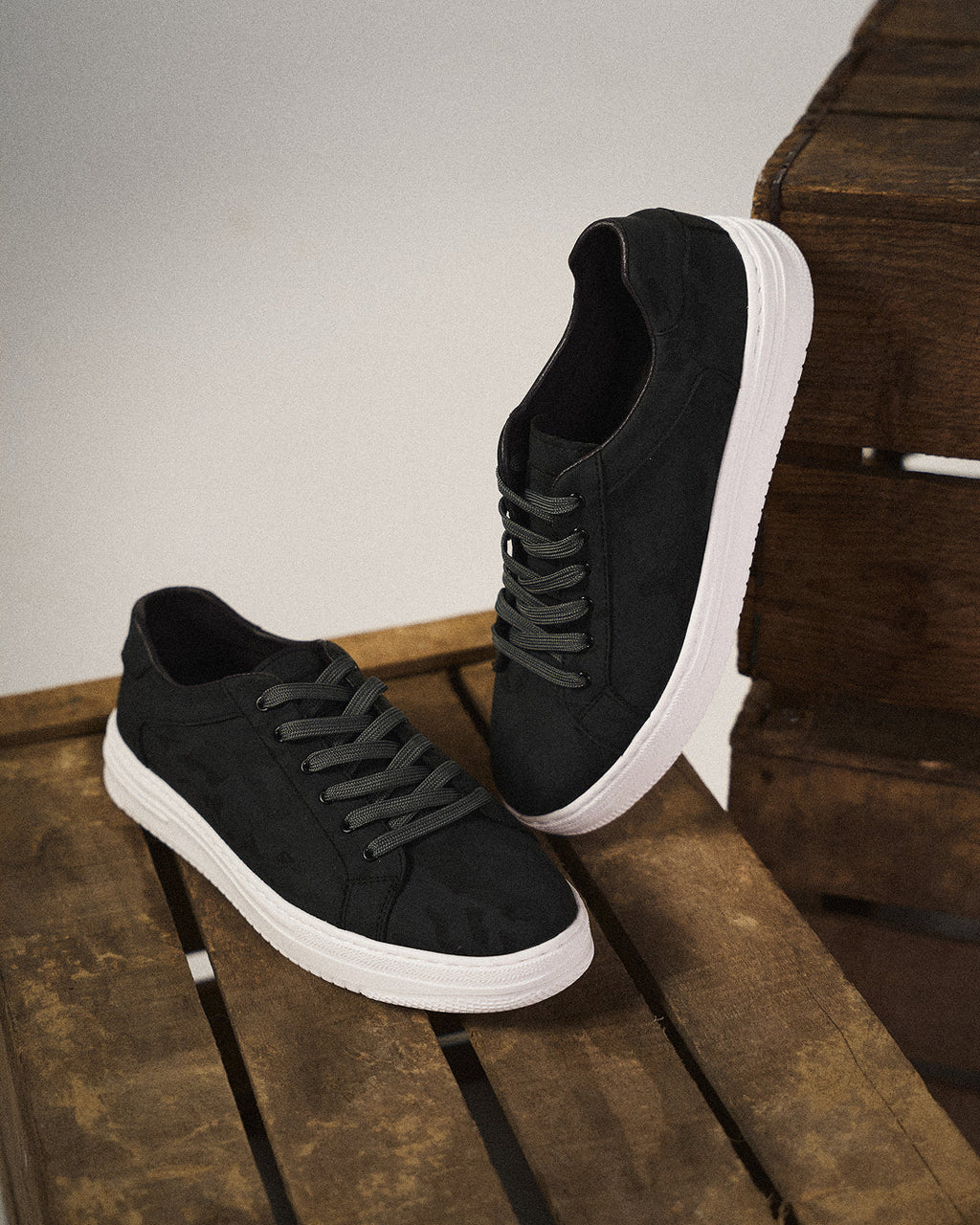 Low-top camouflage trainers with lace-up front and white sole