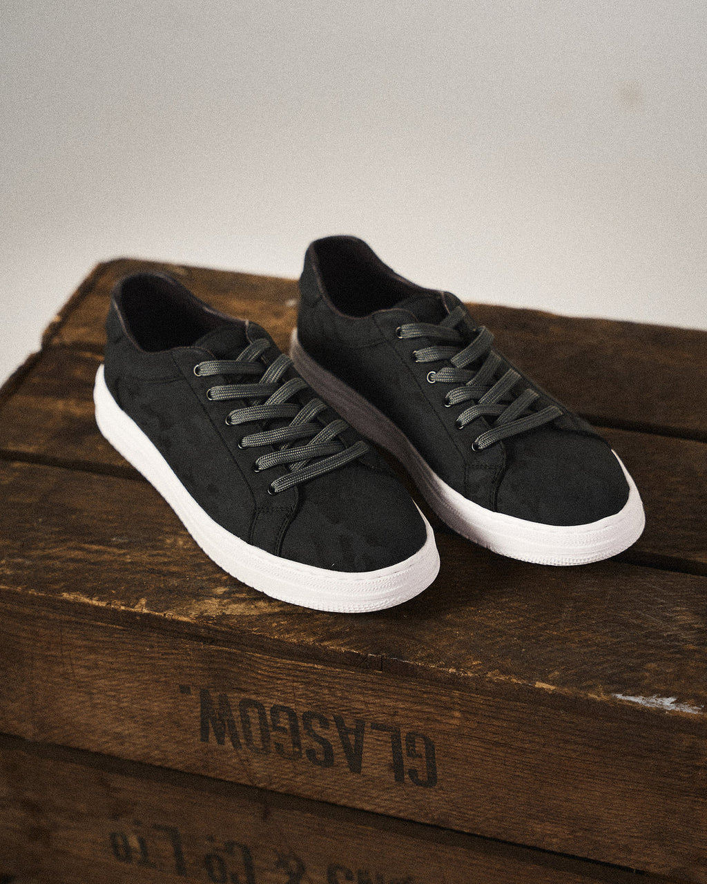 Low-top camouflage trainers with lace-up front and white sole