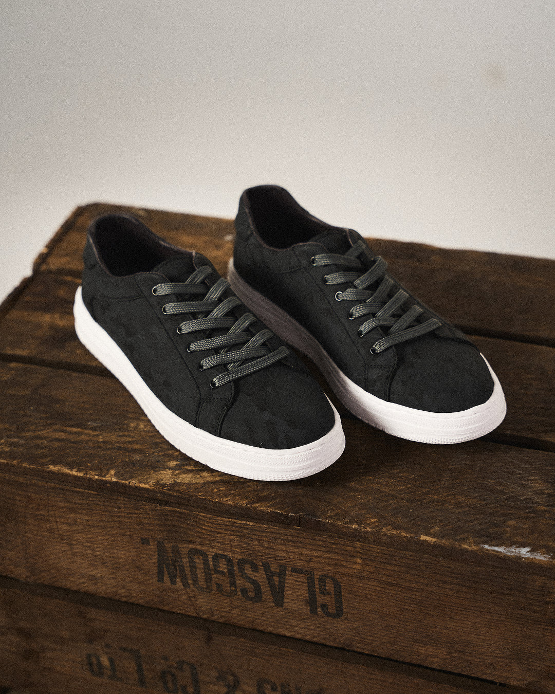 Low-top camouflage trainers with lace-up front and white sole