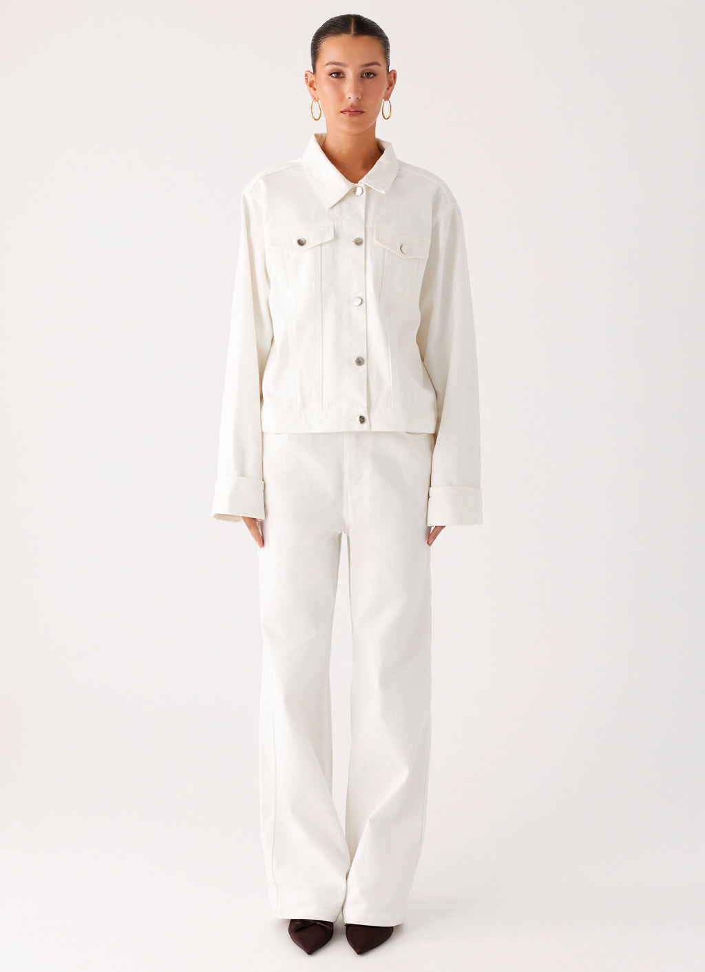 Women's oversized white denim jacket with shirt collar, chest pockets and snap fastenings