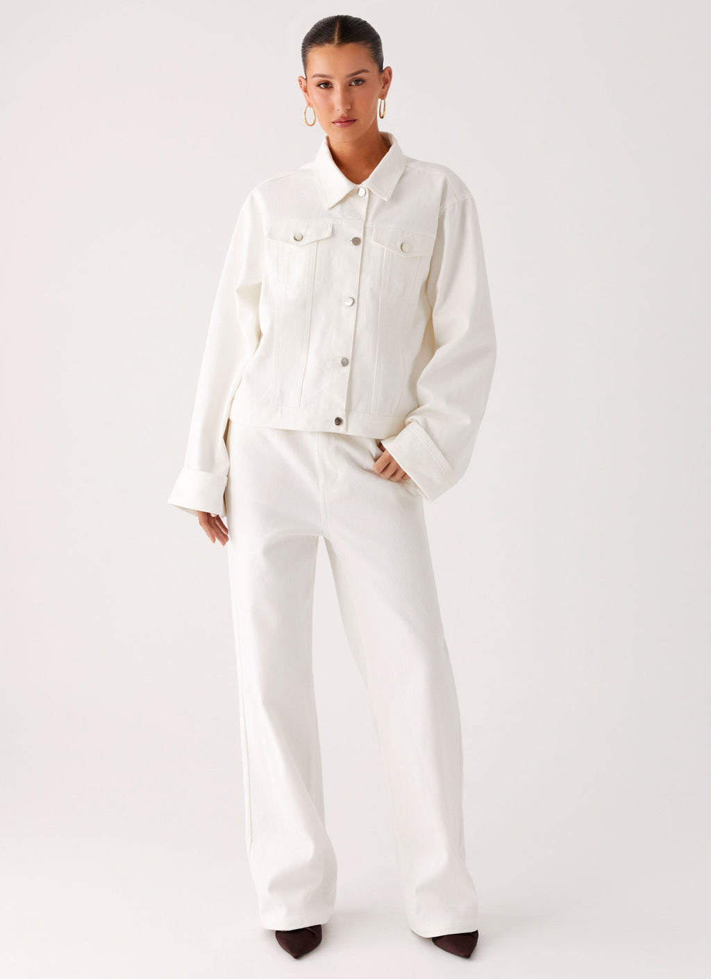 Women's oversized white denim jacket with shirt collar, chest pockets and snap fastenings