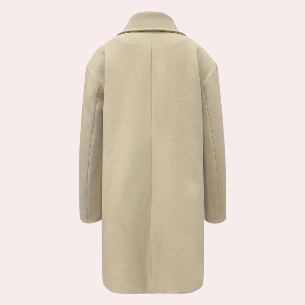 Women's short double-breasted coat with wide collar and flap pockets