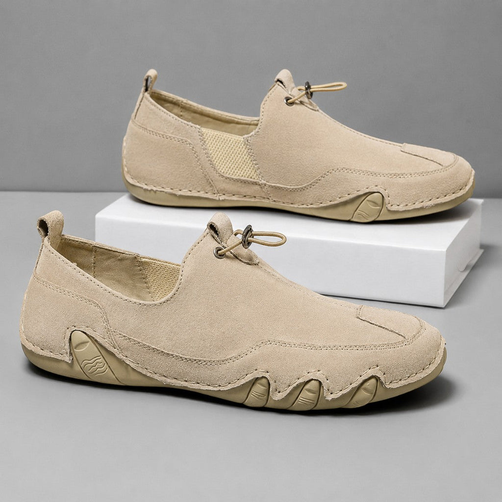 Men's slip-on loafers with moccasin stitching, toggle lace and flat segmented soles