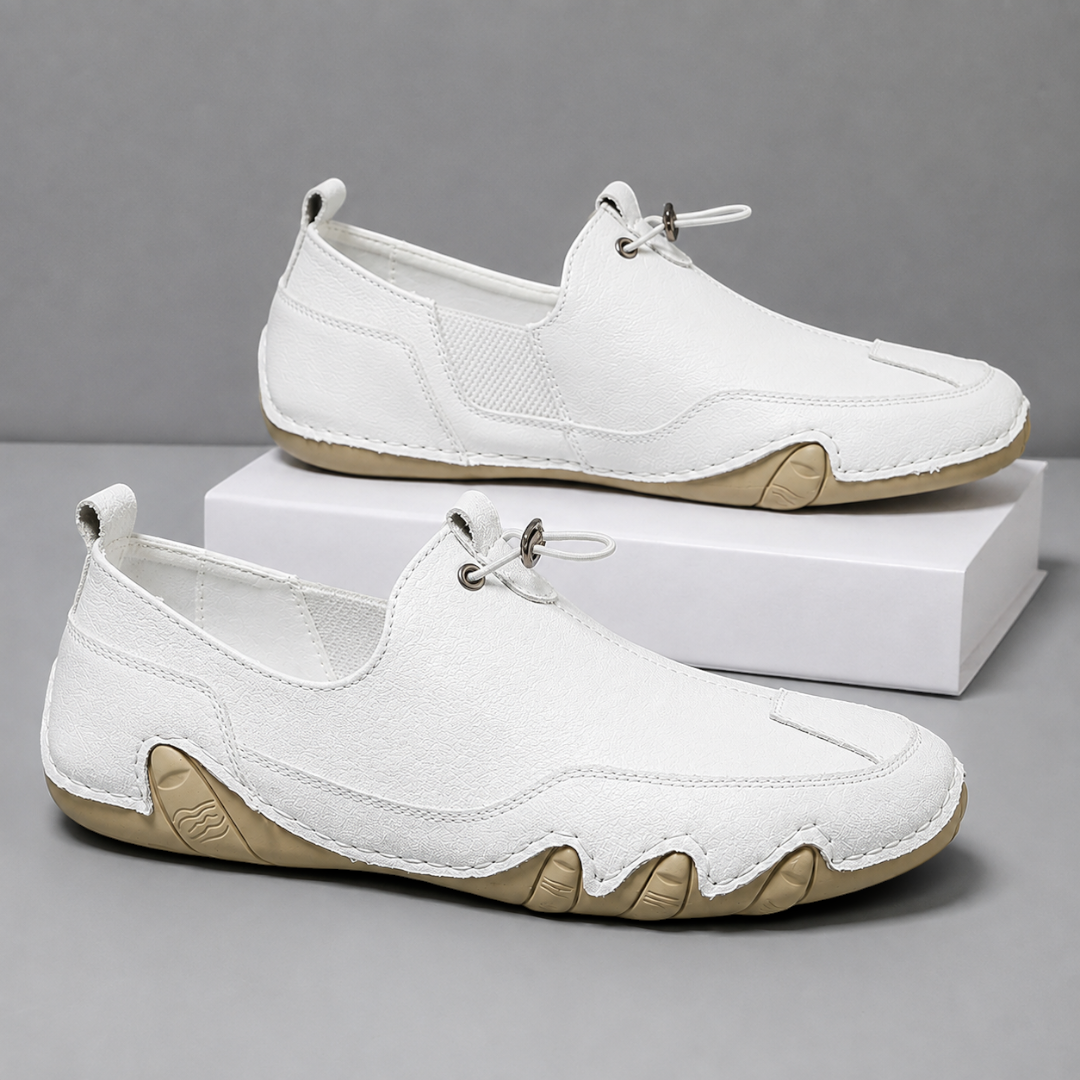 Men's slip-on loafers with moccasin stitching, toggle lace and flat segmented soles