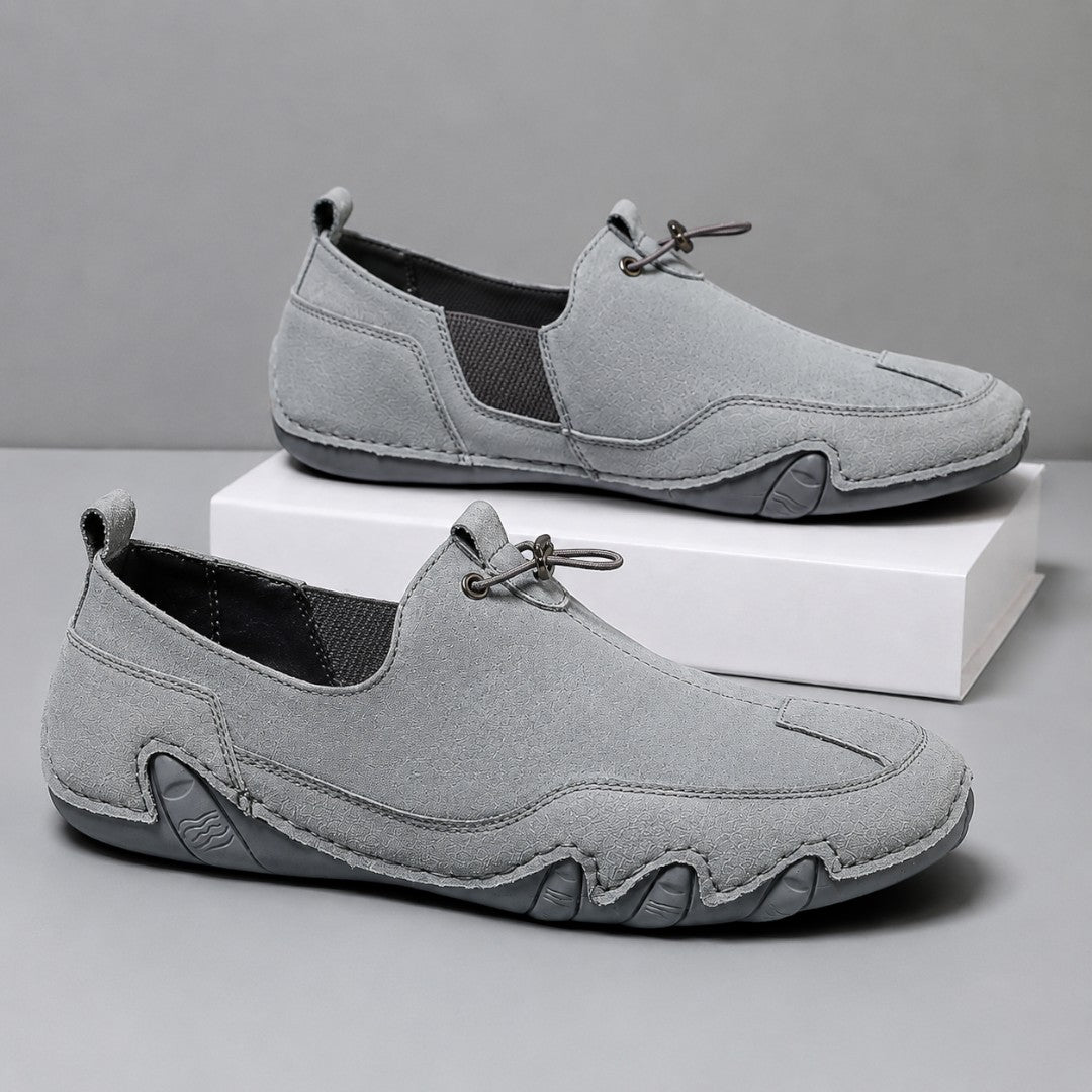 Men's slip-on loafers with moccasin stitching, toggle lace and flat segmented soles