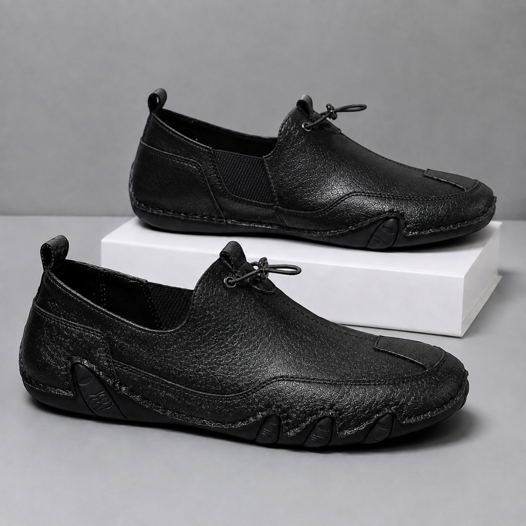 Men's slip-on loafers with moccasin stitching, toggle lace and flat segmented soles
