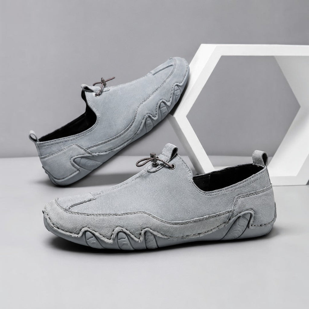 Men's slip-on loafers with moccasin stitching, toggle lace and flat segmented soles