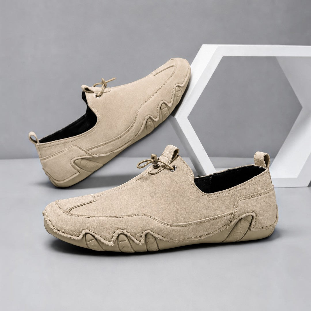 Men's slip-on loafers with moccasin stitching, toggle lace and flat segmented soles