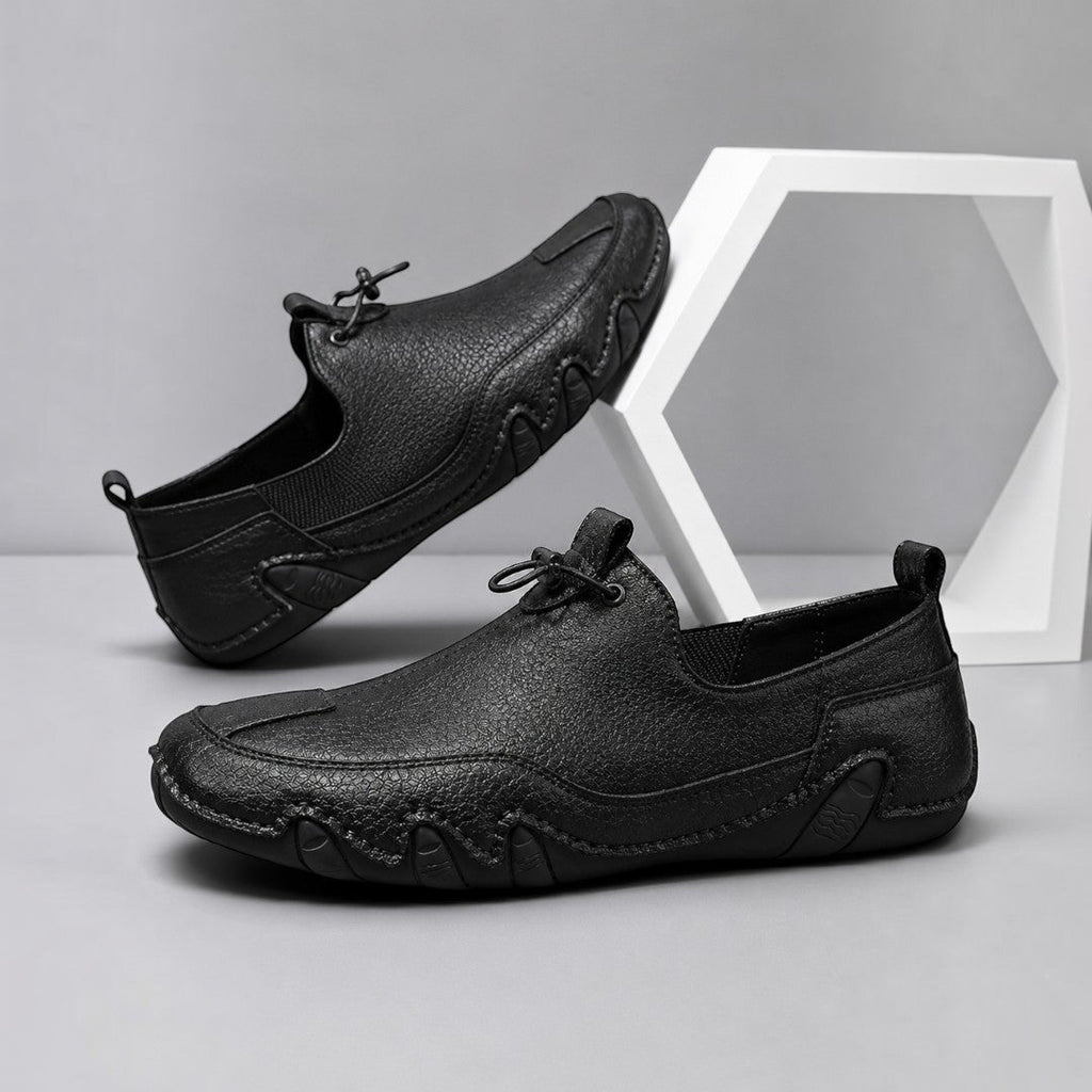 Men's slip-on loafers with moccasin stitching, toggle lace and flat segmented soles