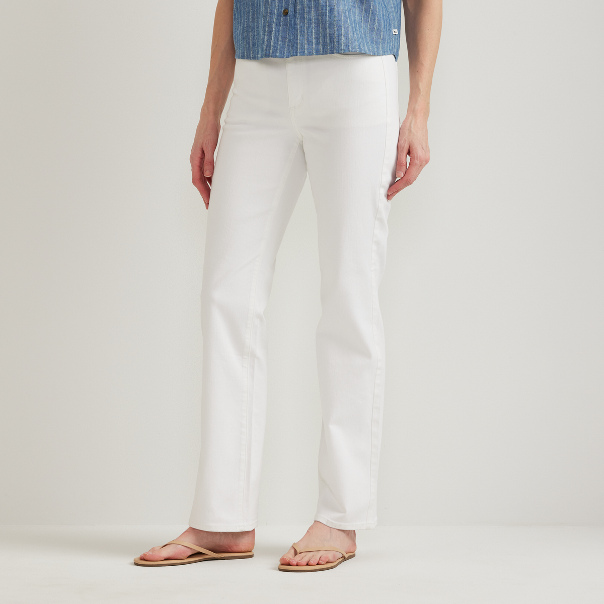 Women's high-rise bootcut jeans with five pockets and button zip fastening