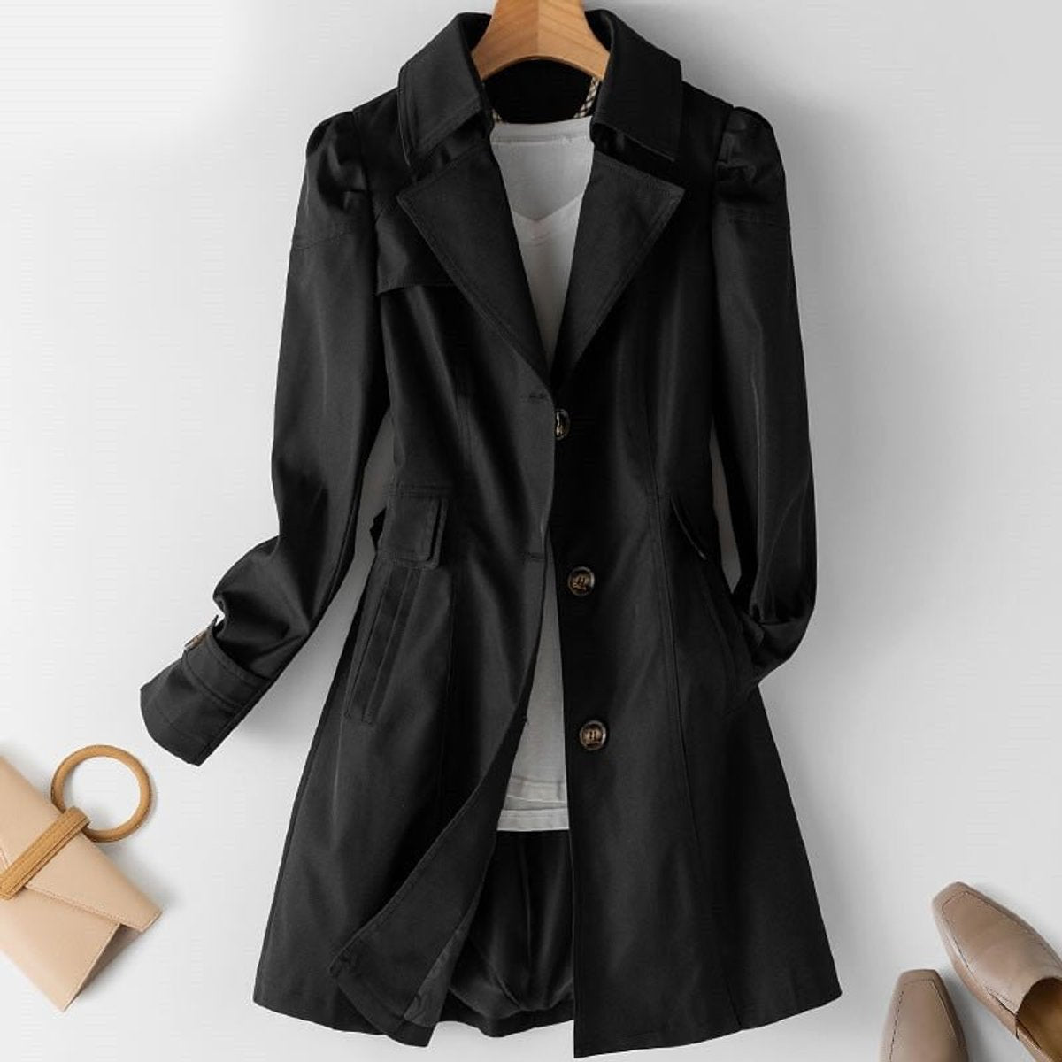 Women's tailored trench coat with notched lapels, long sleeves and flap pockets
