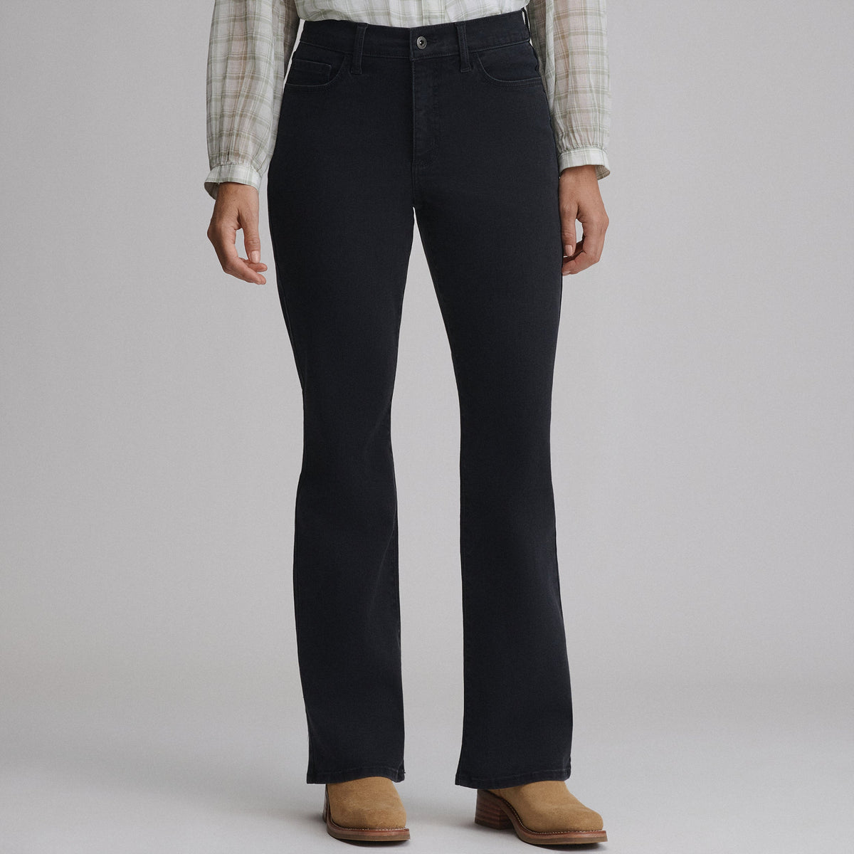 Women's high-rise bootcut jeans with five pockets and button zip fastening