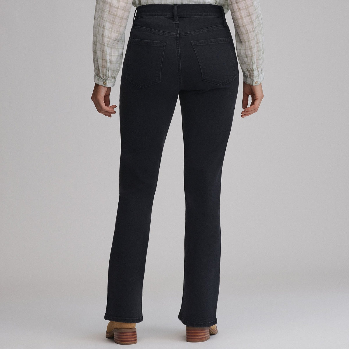 Women's high-rise bootcut jeans with five pockets and button zip fastening