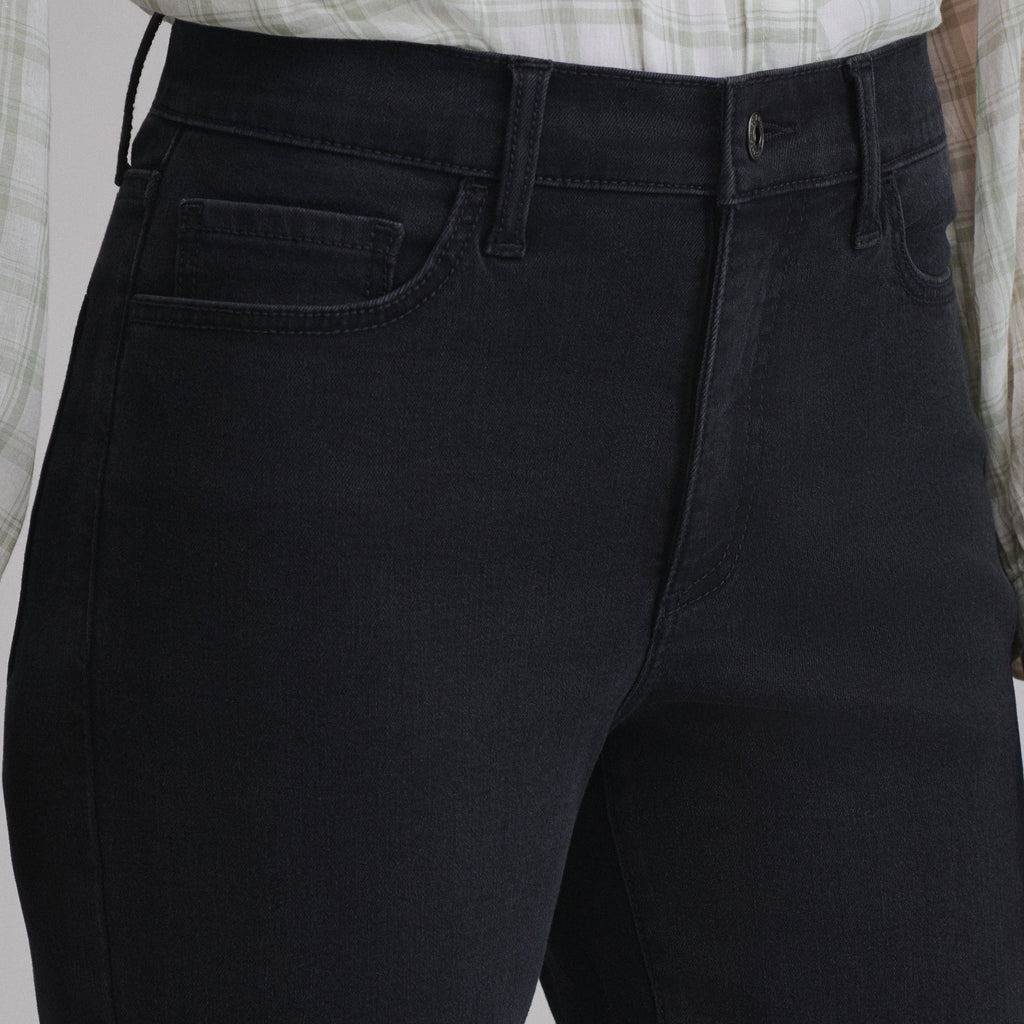 Women's high-rise bootcut jeans with five pockets and button zip fastening
