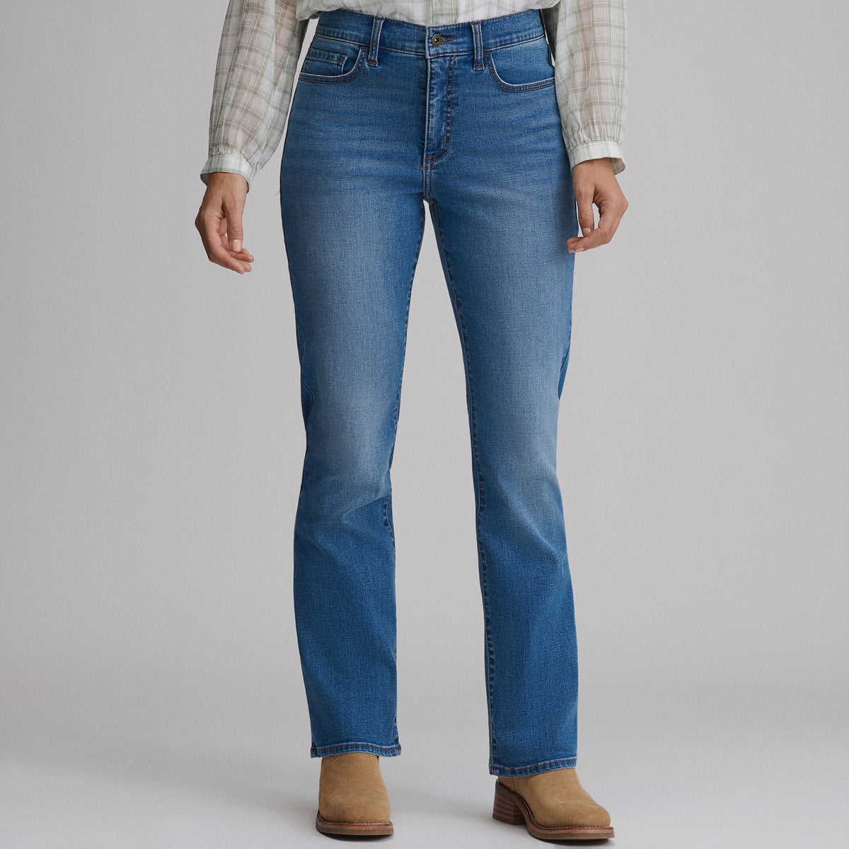 Women's high-rise bootcut jeans with five pockets and button zip fastening