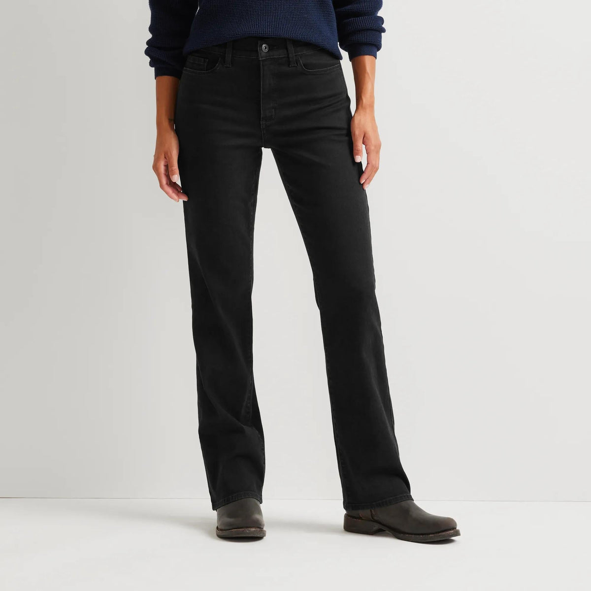 Women's high-rise bootcut jeans with five pockets and button zip fastening