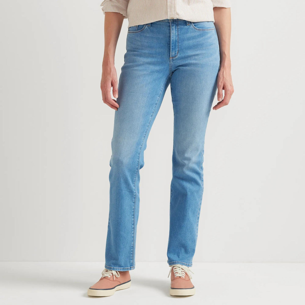 Women's high-rise bootcut jeans with five pockets and button zip fastening